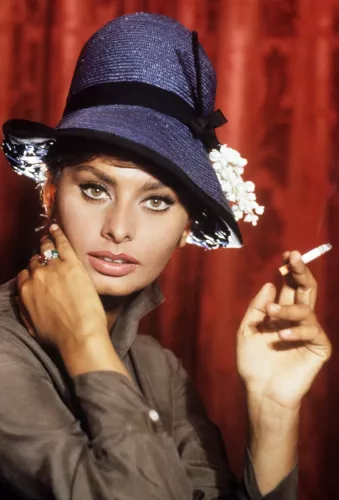 MONDiART Sophia Loren smoking a cigarette + Frame BL black (104975)