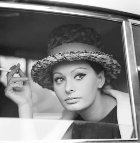 MONDiART Sophia smoking in a car (104978)